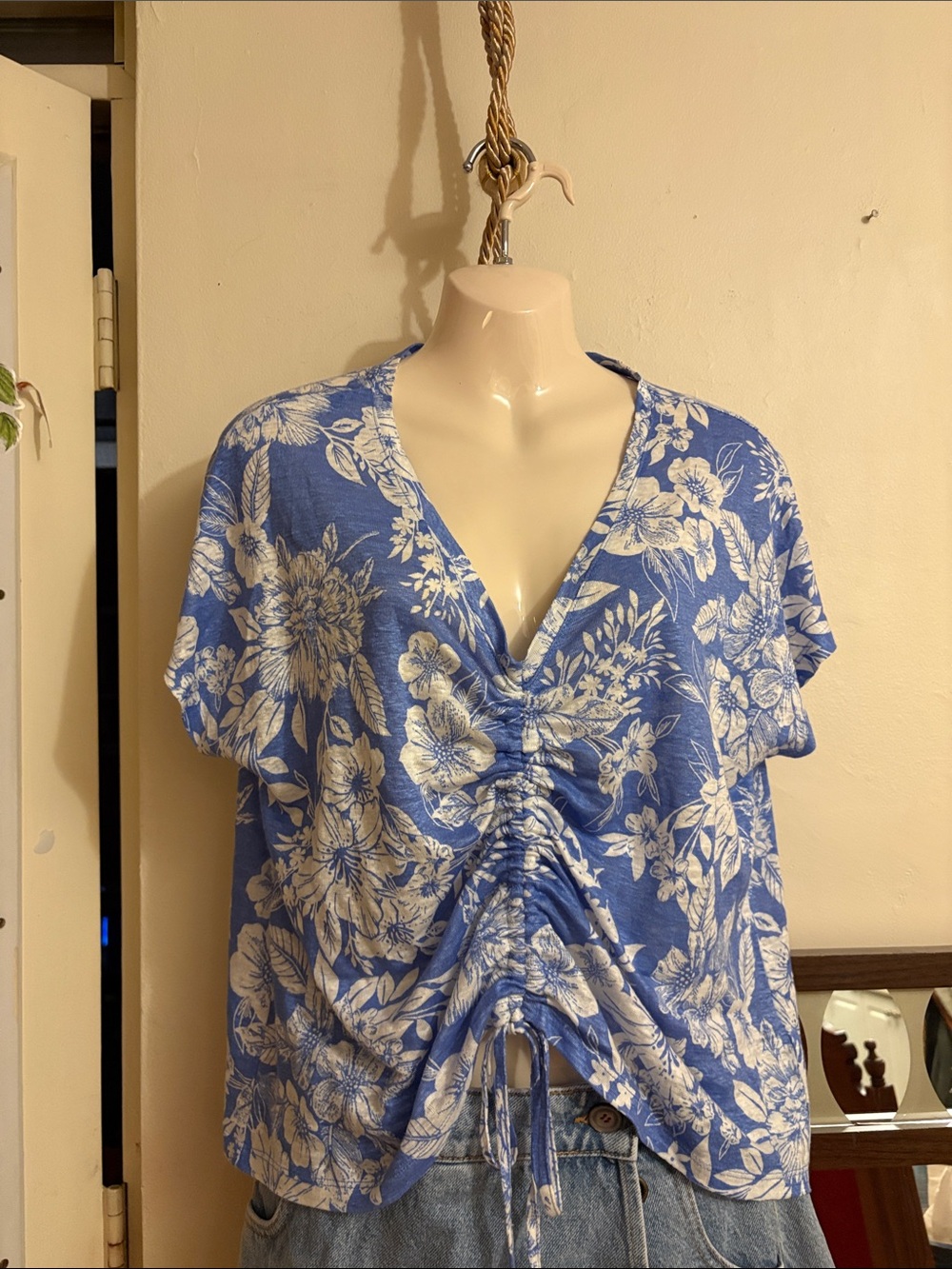 C&C California Blue and White Floral Ruched V-Neck Tie Crop Top. 100. Linen